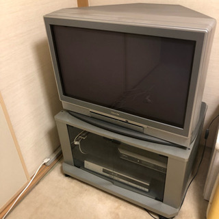 ゲーム用で使用していた32インチブラウン管テレビと、テレビ台付き...