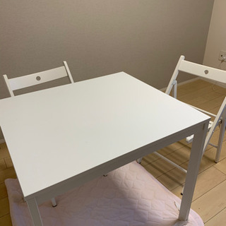 取引中　IKEA 伸縮テーブルと折り畳み椅子　2脚