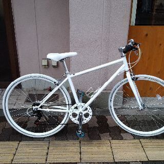 700c 白いクロスバイク 6speed