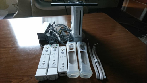 Wii本体、Wiiフッィト、コントローラー3つ