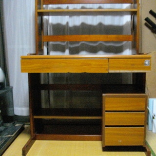古いデザインの学習机