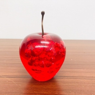 【中古】りんご型のガラスの置物　250円