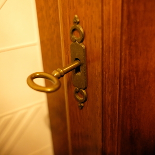 H205cm コーナー ガラスショーケース 購入額30万円 自社配送可能 アンティーク調