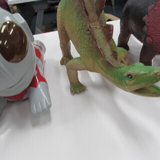 ウルトラマンのおもちゃと恐竜の模型