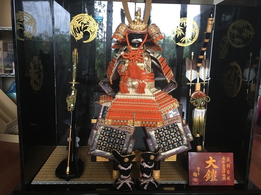大きめサイズ、鎧３段飾り「薄墨糸縅肩赤の大鎧」鈴甲子雄山作