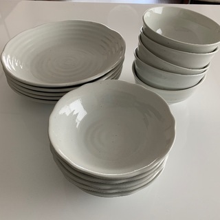 白い陶器の皿とお椀で合計15枚