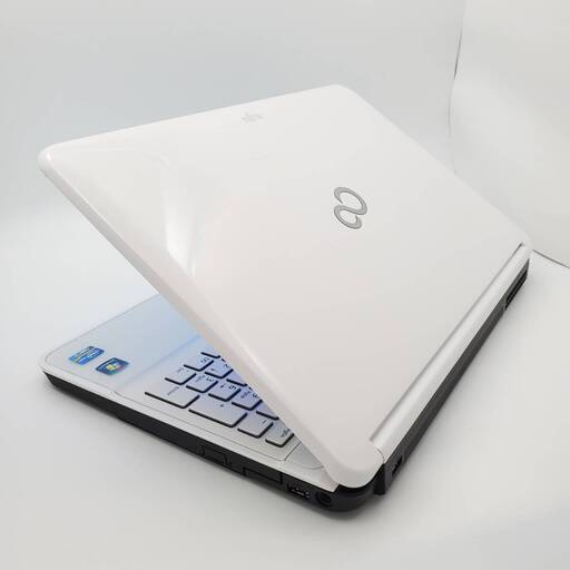 富士通 Corei7 メモリ8GB SSD250GB ノートパソコン ホワイト