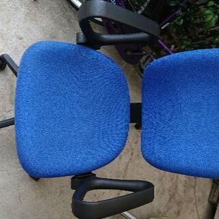 青色の事務椅子