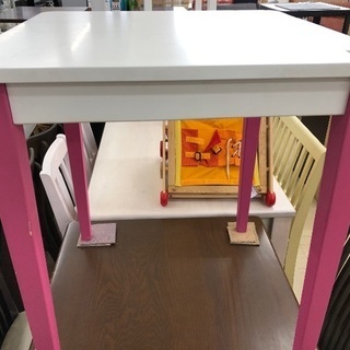 テーブル　ピンク
