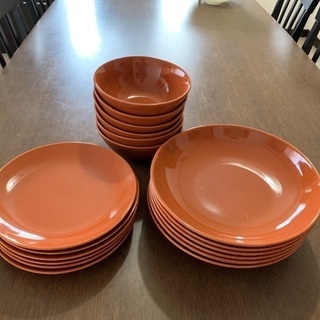 IKEAのオレンジ色の6人分の皿です。