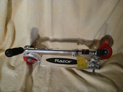 VIZA RAZOR キックボード 希少 赤色タイヤ 未使用 新古品 説明書と箱付 大人用 子供可 手渡可 VIZA RAZOR キックボード 希少 赤色タイヤ 未使用 新古品 説明書と箱付