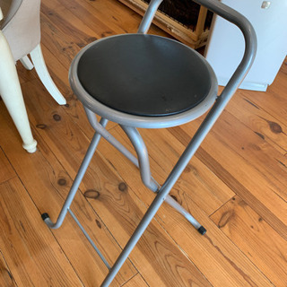 折り畳みのパイプ椅子(背高め)