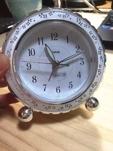 おしゃれな白い目覚まし時計 秒針が静か アナログ置時計 音なしで可愛い 置き時計 いちごロール 墨田の生活雑貨の中古あげます 譲ります ジモティーで不用品の処分