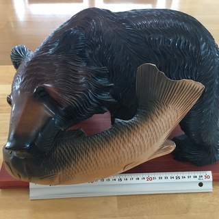 木彫りの熊(中)　6月13日で店じめです。