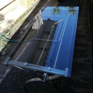 ガラス天板のパソコンデスク
