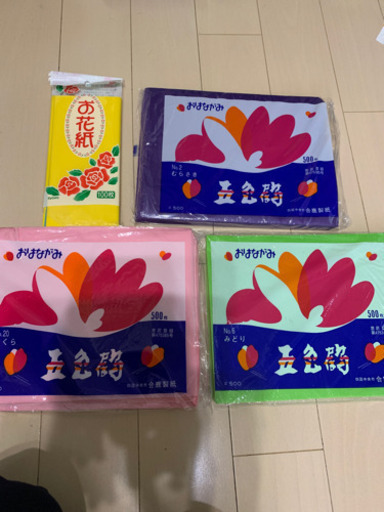 文化センターデイサービスに/お花紙/ピンク、むらさき、みどり、黄色と青、