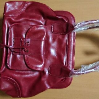  新品 赤ハンドバッグ 留め具はマグネットで開け閉めが簡単