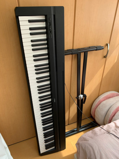 ヤマハの電子ピアノ(スタンド付き)