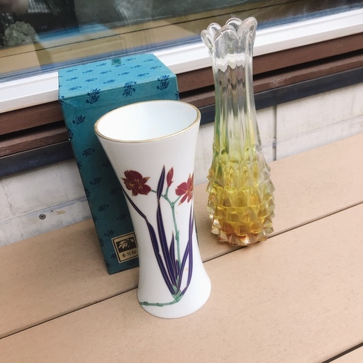 香蘭社花瓶とガラス花瓶（ノーブランド）２本セット