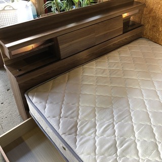 ダブルベッド　引き出し・照明付き　フレーム・マット付