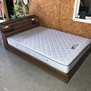 ダブルベッド　引き出し・照明付き　フレーム・マット付