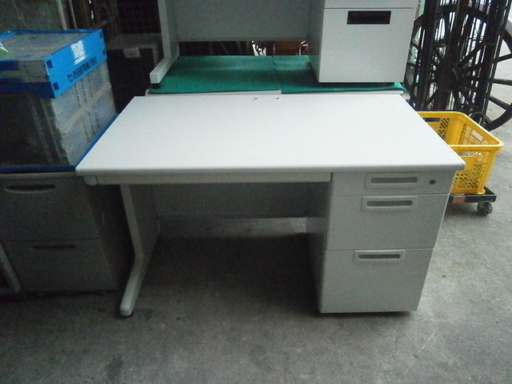 中古品 plus 事務机 横1200×奥700×高700 鍵付き2台と鍵なし2台入荷しました☆ 鍵付き￥14800 鍵なし￥11800