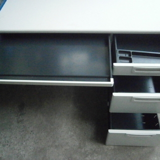 中古品 plus 事務机 横1200×奥700×高700 鍵付き2