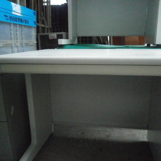 中古品 plus 事務机 横1200×奥700×高700 鍵付き2