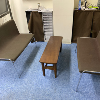 椅子と小テーブル