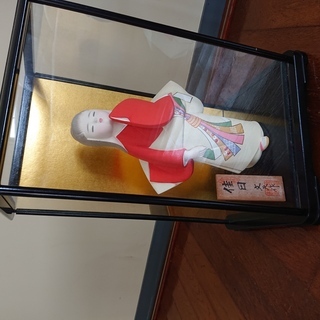 有名な松尾文夫作の博多人形です。