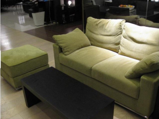 オリーブ色のクロス製のソファとスツールのセット。Crastina製