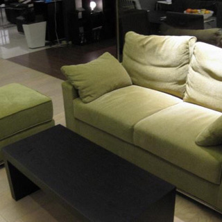 オリーブ色のクロス製のソファとスツールのセット。Crastina製