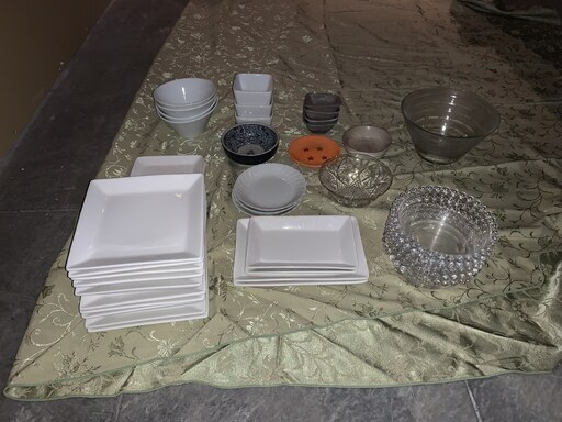 店舗の改修に伴い食器を処分します。