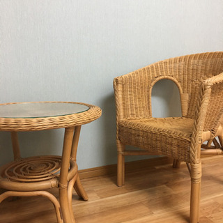 ラタン製のテーブルと椅子(1脚付き)