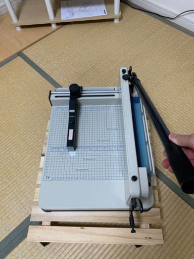 裁断機（手動）※必要ならばキャスター台も付きます