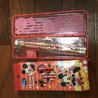 筆箱と色鉛筆