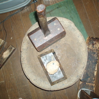 使用はできます アンテーク お店の、ディスプレーにどうですか  打ち具もついていますので、ゴム板などひいて、金型、目打ちなどに使うこともできます 使用はできます アンテーク お店の、ディスプレーにどうですか 打ち具