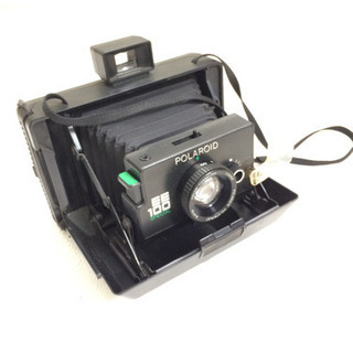ポラロイド 社 のインスタントカメラ EE100