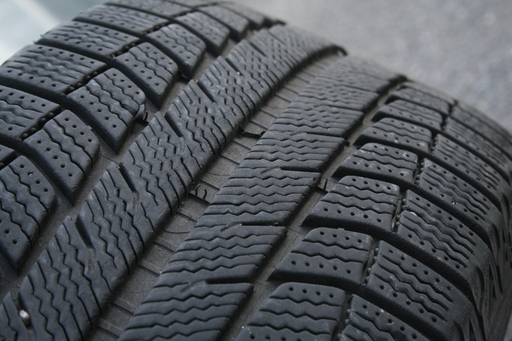 品】18インチ スタッドレスタイヤ&ホイール 255/55R18 カイエン