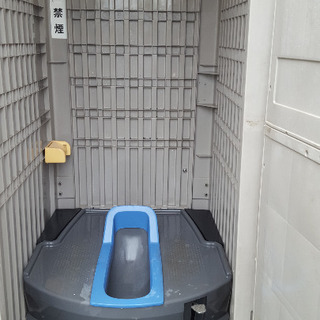 【丈夫で頑丈、事務所の常設可能】仮設トイレ(汲取り式)、簡易水洗ペダル式 丈夫で頑丈、事務所の常設可能】仮設トイレ(汲取り式)、簡易水洗ペダル