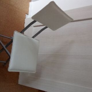 ニトリ白色折りたたみ椅子／スツール定価1490円
