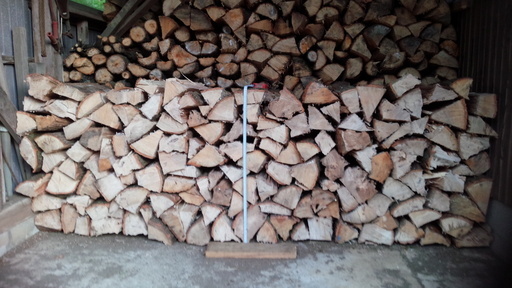 自家用　広葉樹　くぬぎ（クヌギ）薪　お分けします。　割色々 45cm程度　薪ストーブ・暖炉用