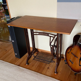 古いミシンの足を利用したテーブル。