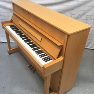 珍しい明るい色合いのコンパクトなKAWAI K18アップライトピアノ