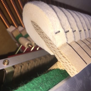 珍しい明るい色合いのコンパクトなKAWAI K18アップライトピアノ