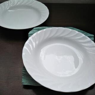 白い皿　2つ