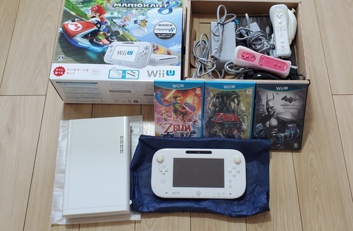 Wii U セット　（本体+４つのゲーム、マリオカート、ゼルだなど+３つのコントローラー）