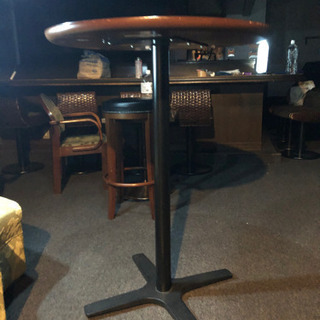 カフェやバーにある背の高いテーブルと背の高い丸椅子