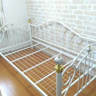 お値下げしました！子供部屋に♪シングルベッド（白色のシンプル、清潔なお姫様ベッド)