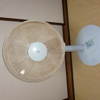 ボコボコ（羽根割れ、風の強さLED表示がヘン）扇風機。（動作は普...